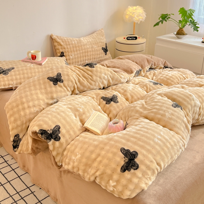 91家纺网 家纺一手货源 找家纺 柒月家居 2025新款时尚印花泡泡绒加厚保暖四件套套件 棕色蝴蝶