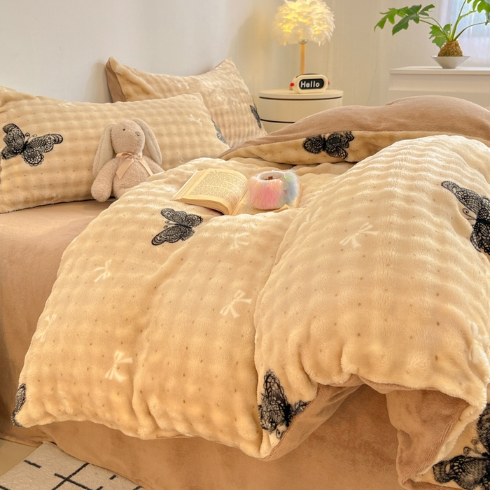 91家纺网 家纺一手货源 找家纺 柒月家居 2025新款时尚印花泡泡绒加厚保暖四件套套件 棕色蝴蝶