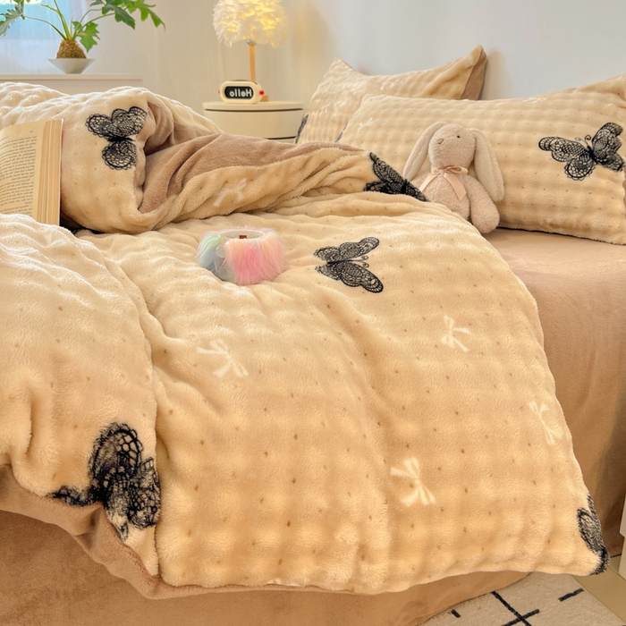 91家纺网 家纺一手货源 找家纺 柒月家居 2025新款时尚印花泡泡绒加厚保暖四件套套件 棕色蝴蝶