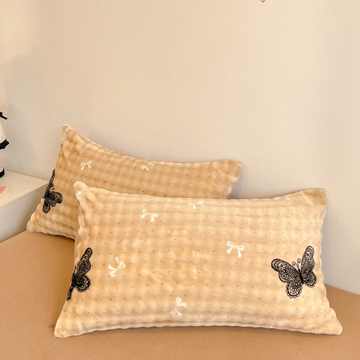 91家纺网 家纺一手货源 找家纺 柒月家居 2025新款时尚印花泡泡绒加厚保暖四件套套件 棕色蝴蝶