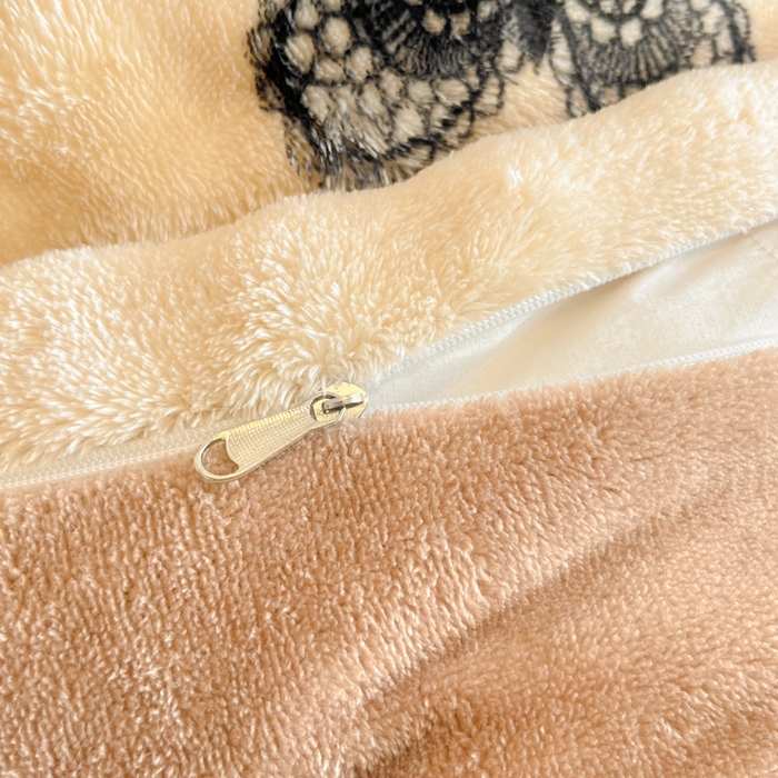 91家纺网 家纺一手货源 找家纺 柒月家居 2025新款时尚印花泡泡绒加厚保暖四件套套件 棕色蝴蝶