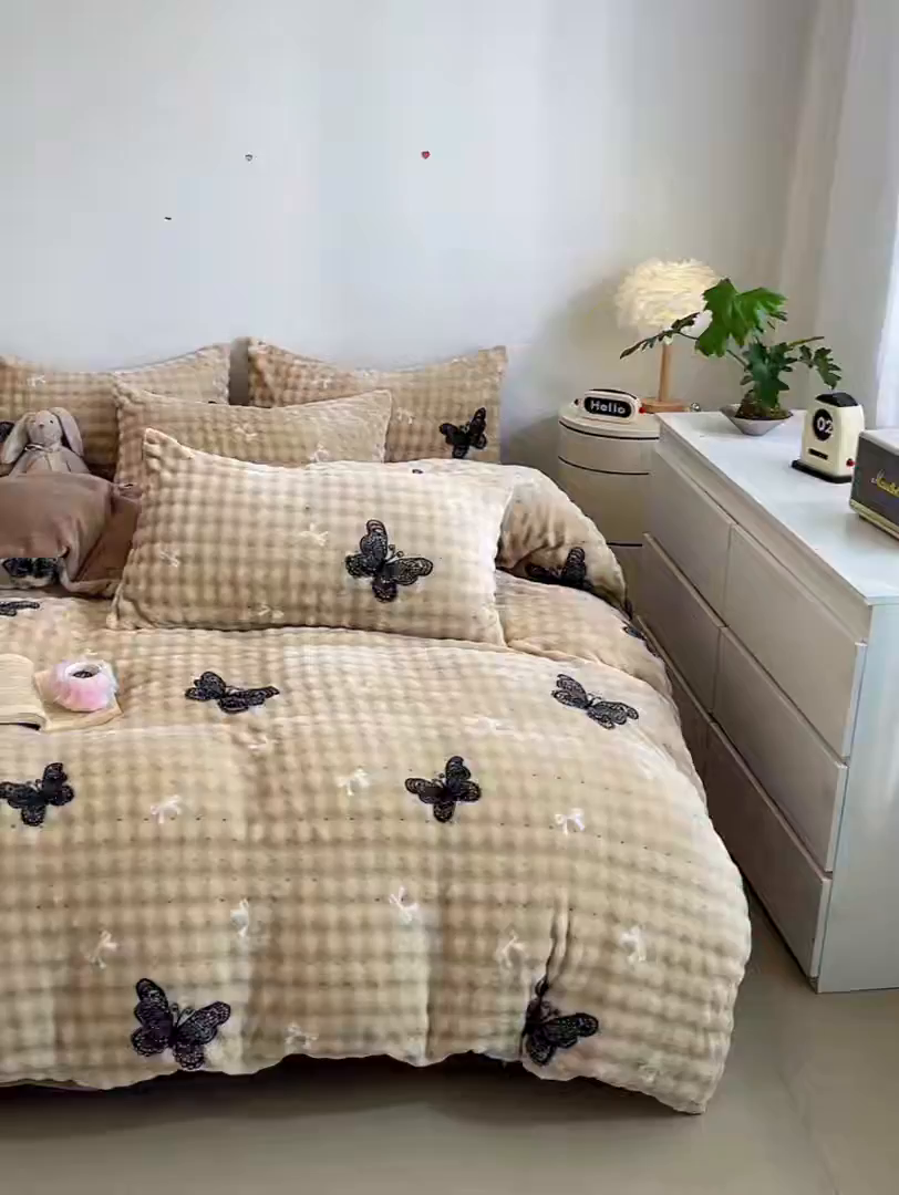 91家纺网 家纺一手货源 找家纺 柒月家居 2025新款时尚印花泡泡绒加厚保暖四件套套件 棕色蝴蝶