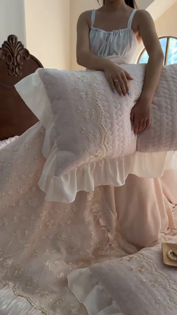 91家纺网 家纺一手货源 找家纺 乐朵家居 2025新款 左岸玫瑰 重工款 牛奶绒 夹棉床盖四件套（主推请询价）粉玉