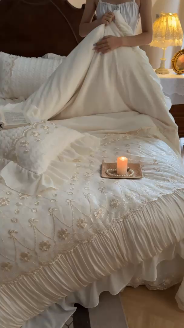 91家纺网 家纺一手货源 找家纺 乐朵家居 2025新款 左岸玫瑰 重工款 牛奶绒 夹棉床盖四件套（主推请询价）米白