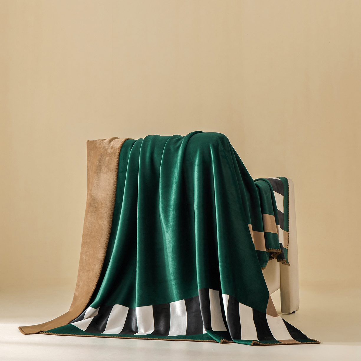 91家纺网 家纺一手货源 找家纺 （总）禧禾 2025新款300g氨超锦狐绒数码印花毛毯-米吉拉 绿