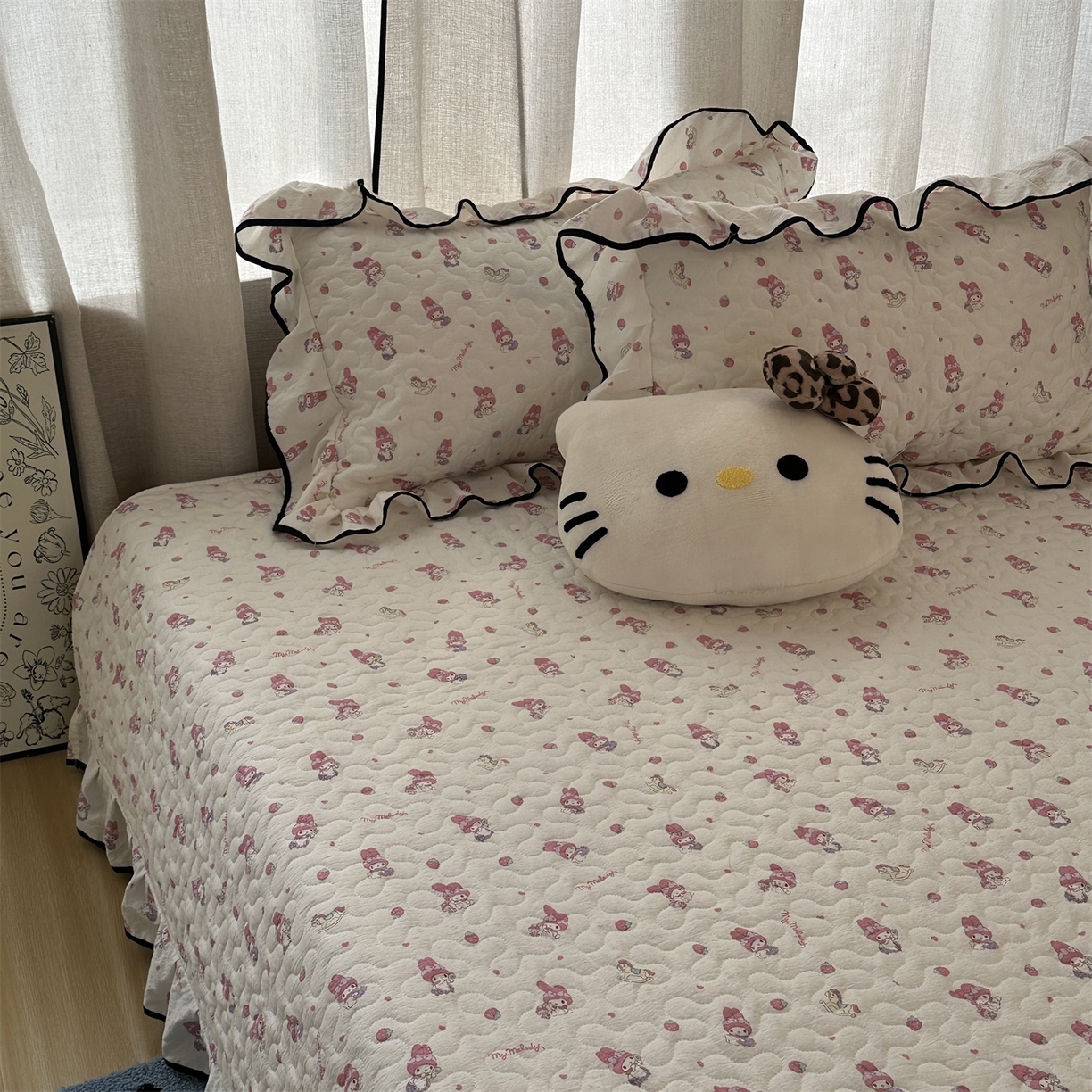 91家纺网 家纺一手货源 找家纺 （总）优色良品家纺 2025新款三丽鸥正版授权花边款卡通加棉床盖三件套