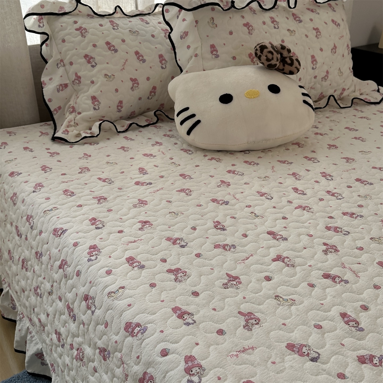 91家纺网 家纺一手货源 找家纺 （总）优色良品家纺 2025新款三丽鸥正版授权花边款卡通加棉床盖三件套