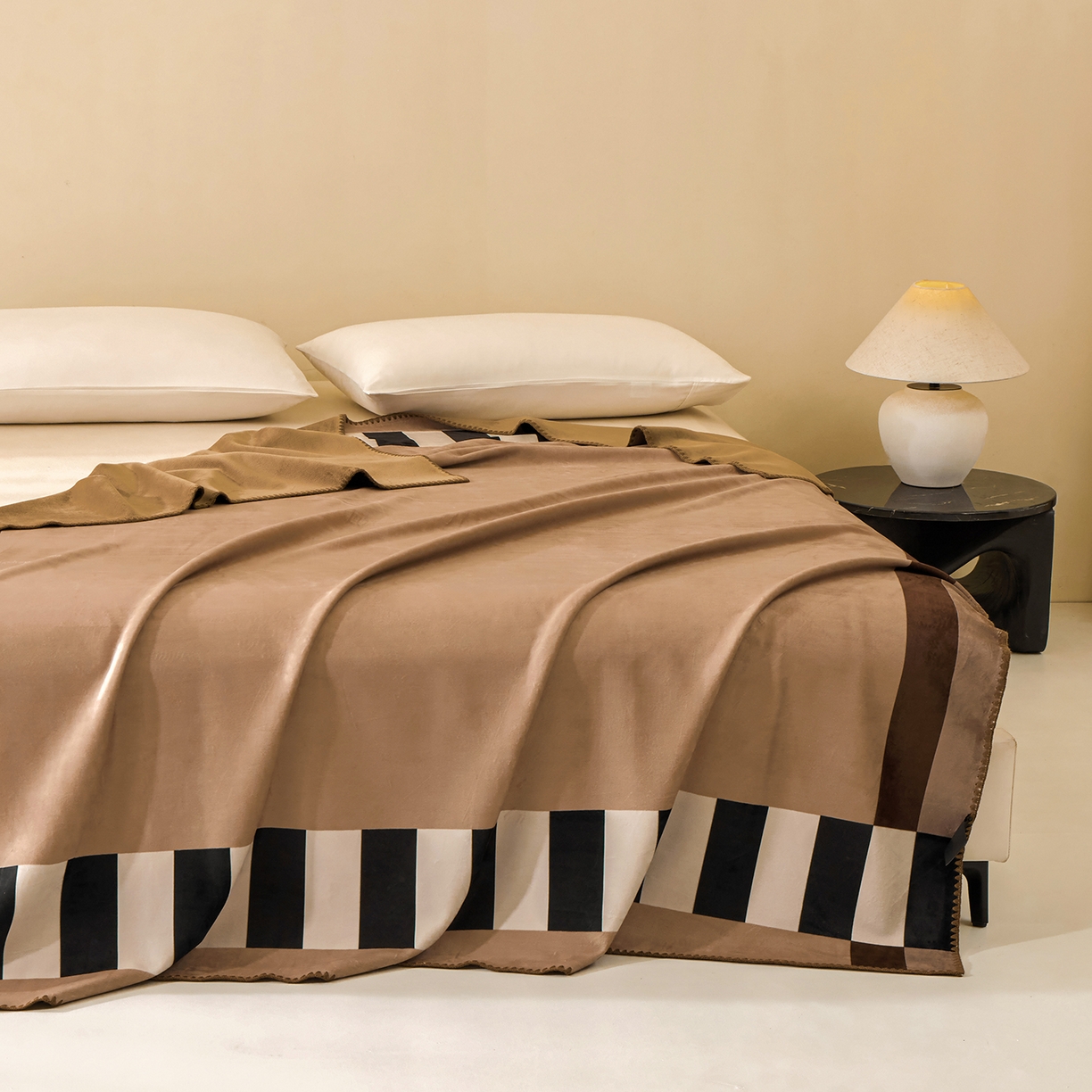 91家纺网 家纺一手货源 找家纺 （总）禧禾 2025新款300g氨超锦狐绒数码印花毛毯-米吉拉 咖