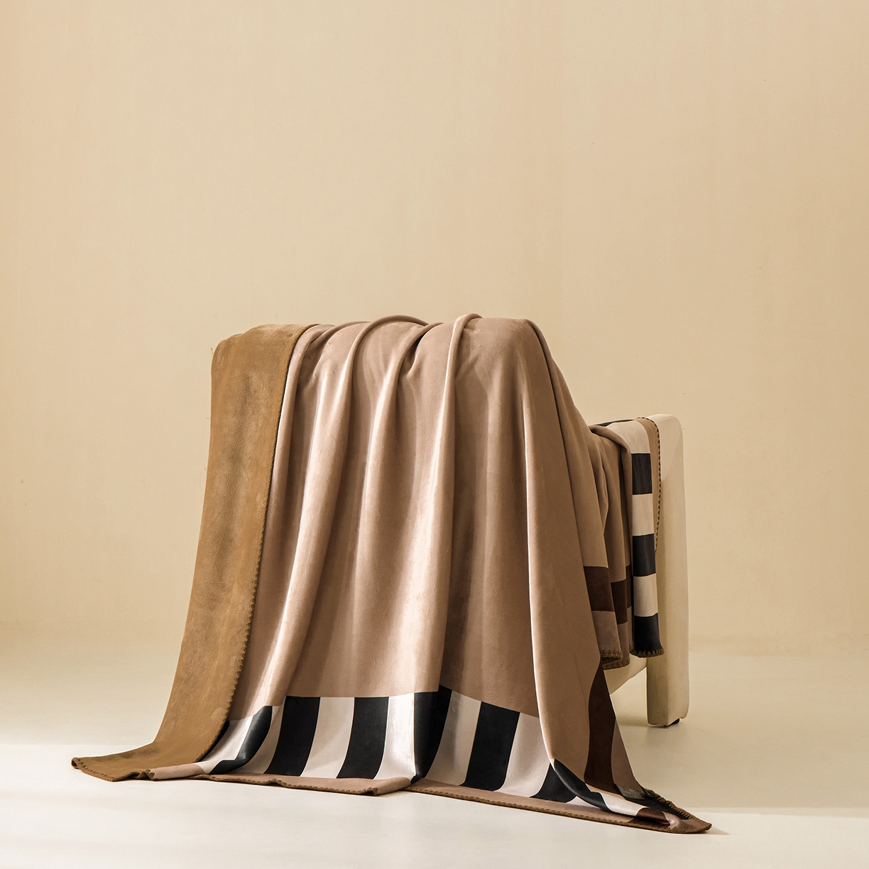 91家纺网 家纺一手货源 找家纺 （总）禧禾 2025新款300g氨超锦狐绒数码印花毛毯-米吉拉 咖