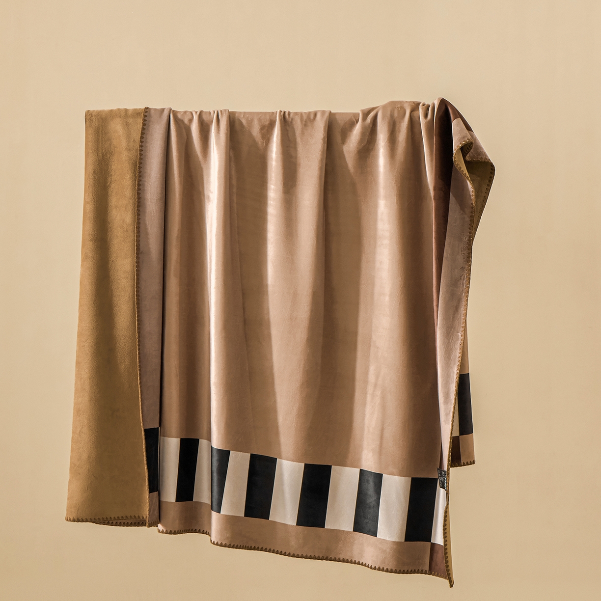 91家纺网 家纺一手货源 找家纺 （总）禧禾 2025新款300g氨超锦狐绒数码印花毛毯-米吉拉 咖