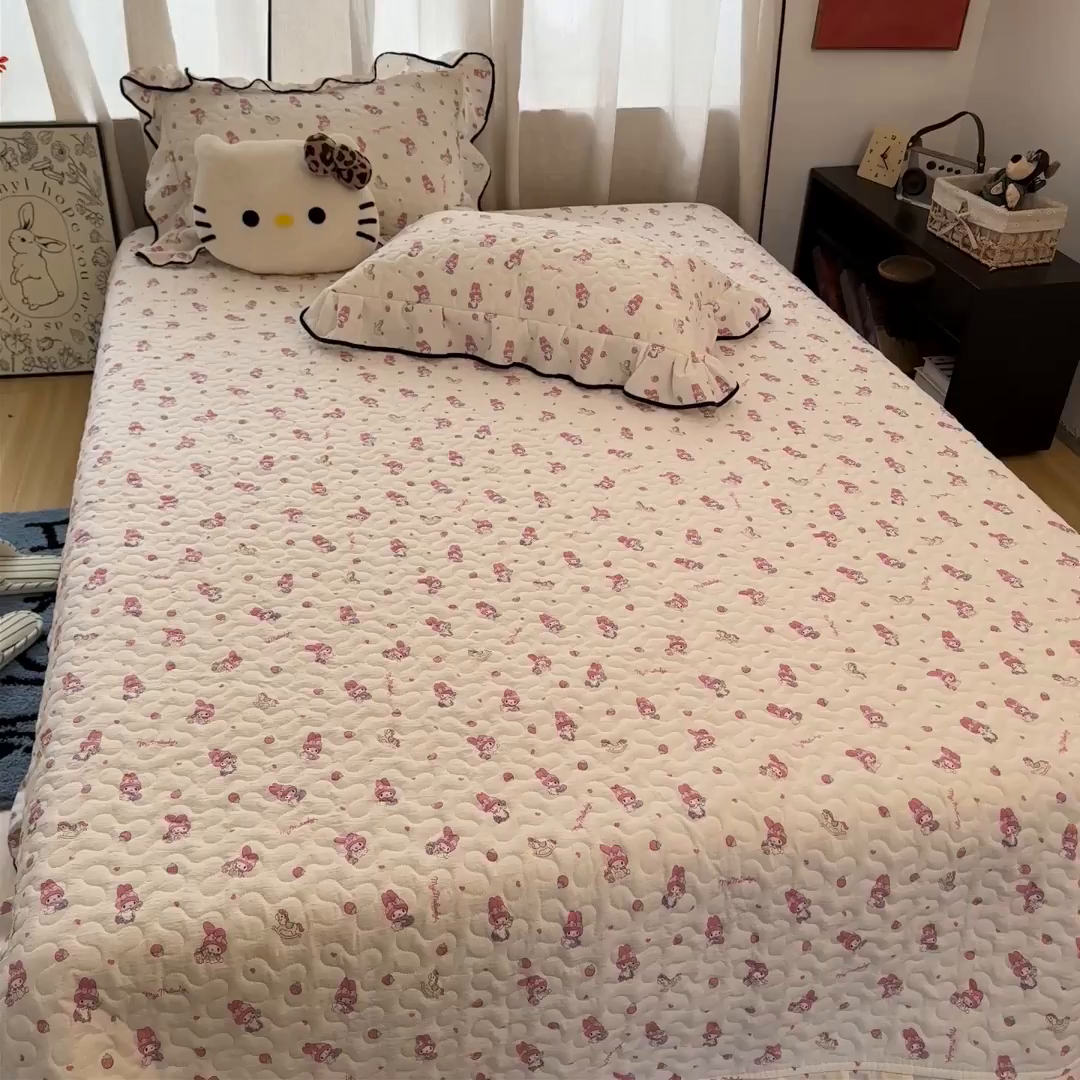 91家纺网 家纺一手货源 找家纺 （总）优色良品家纺 2025新款三丽鸥正版授权花边款卡通加棉床盖三件套