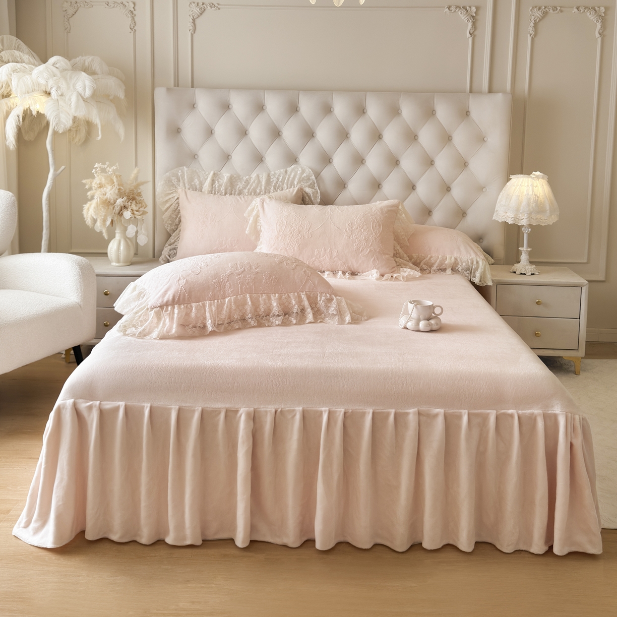 91家纺网 家纺一手货源 找家纺 （总）亲亲公主 2025新款高克重蕾丝公主风雕花绒牛奶绒床裙款四件套-柔粉蝶舞（券后不低于 278元）