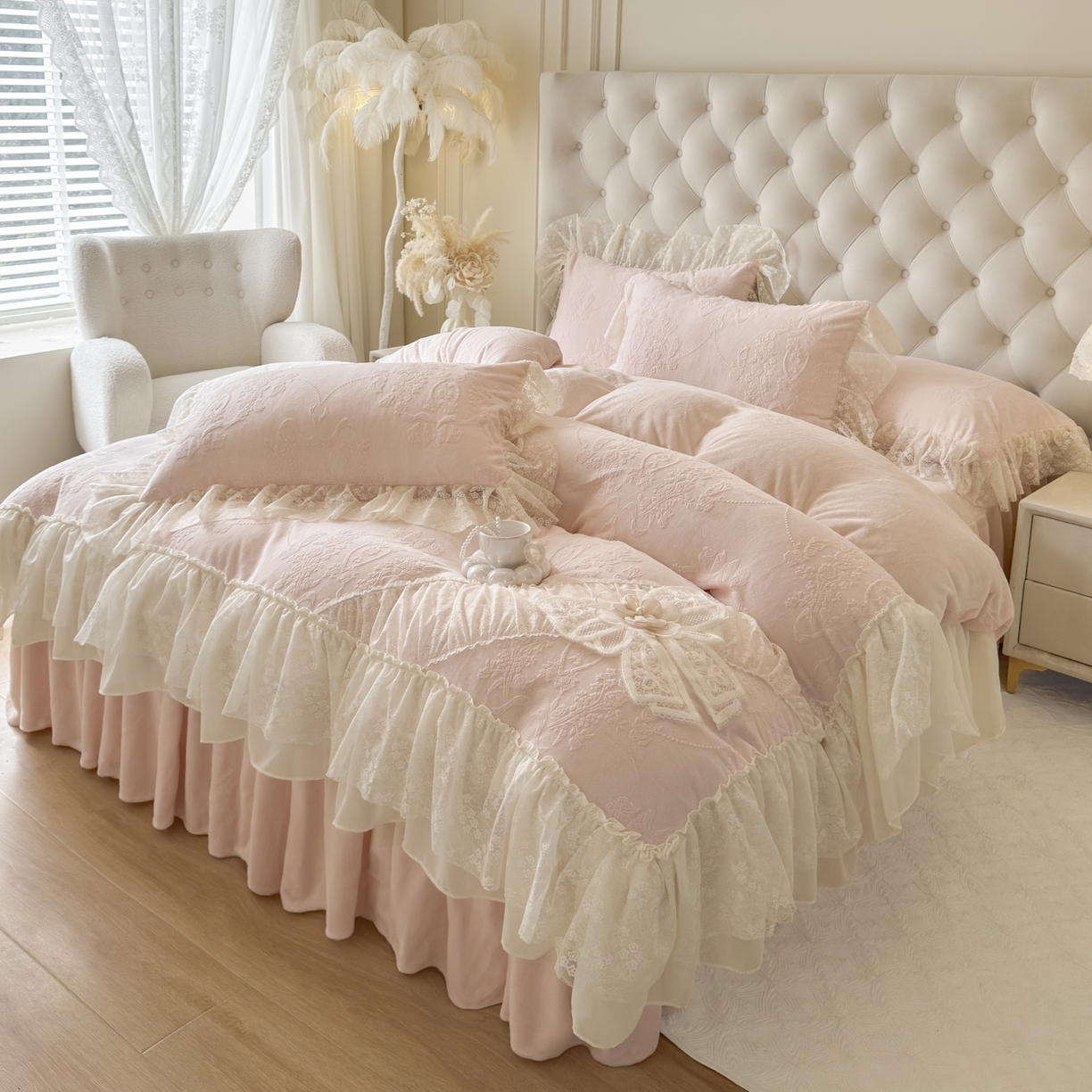 91家纺网 家纺一手货源 找家纺 （总）亲亲公主 2025新款高克重蕾丝公主风雕花绒牛奶绒床裙款四件套-柔粉蝶舞（券后不低于 278元）