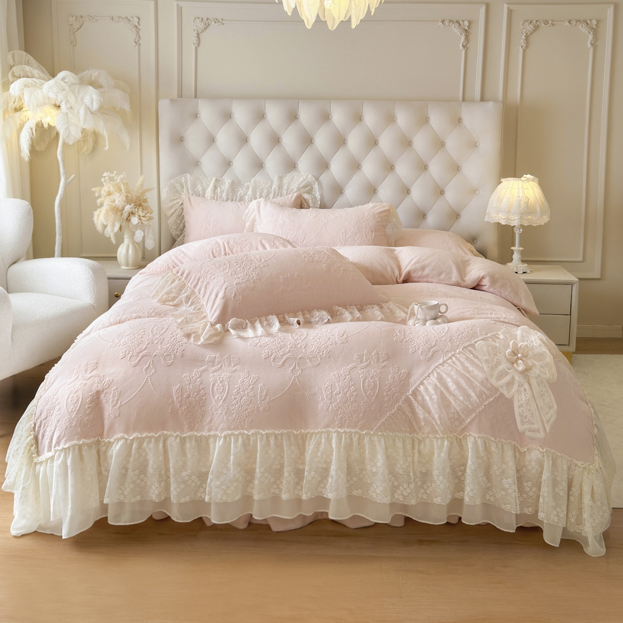 91家纺网 家纺一手货源 找家纺 （总）亲亲公主 2025新款高克重蕾丝公主风雕花绒牛奶绒床裙款四件套-柔粉蝶舞（券后不低于 278元）