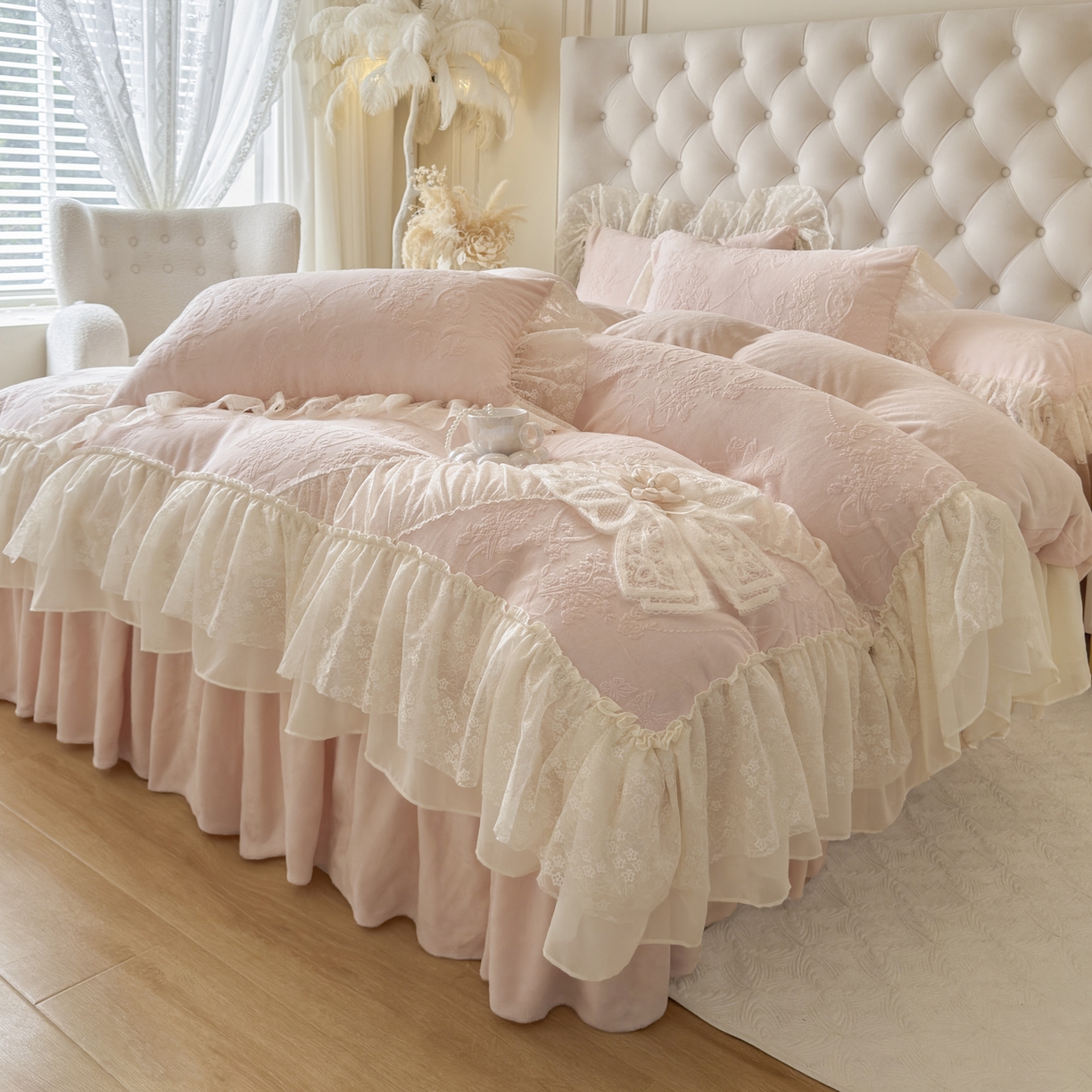 91家纺网 家纺一手货源 找家纺 （总）亲亲公主 2025新款高克重蕾丝公主风雕花绒牛奶绒床裙款四件套-柔粉蝶舞（券后不低于 278元）