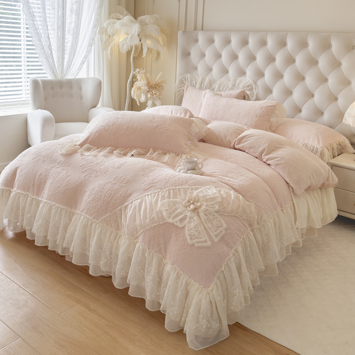 91家纺网 家纺一手货源 找家纺 （总）亲亲公主 2025新款高克重蕾丝公主风雕花绒牛奶绒床裙款四件套-柔粉蝶舞（券后不低于 278元）