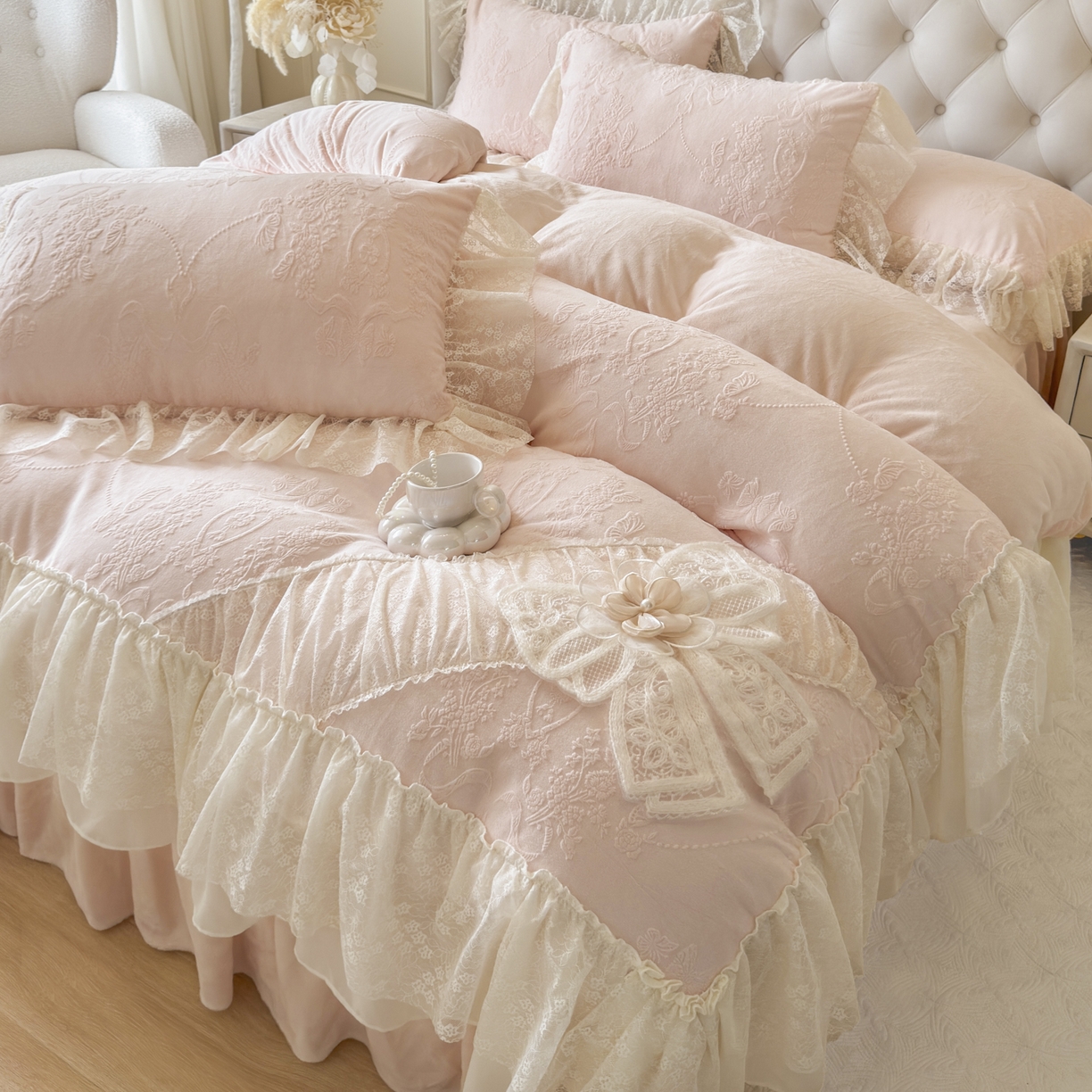 91家纺网 家纺一手货源 找家纺 （总）亲亲公主 2025新款高克重蕾丝公主风雕花绒牛奶绒床裙款四件套-柔粉蝶舞（券后不低于 278元）