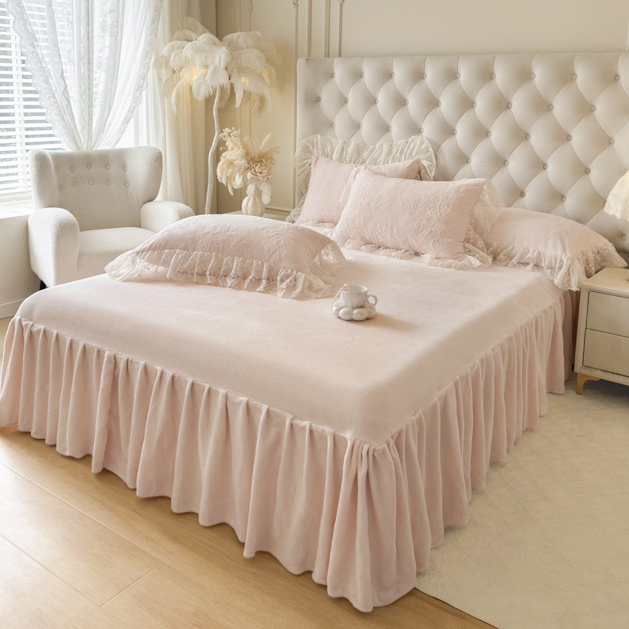 91家纺网 家纺一手货源 找家纺 （总）亲亲公主 2025新款高克重蕾丝公主风雕花绒牛奶绒床裙款四件套-柔粉蝶舞（券后不低于 278元）