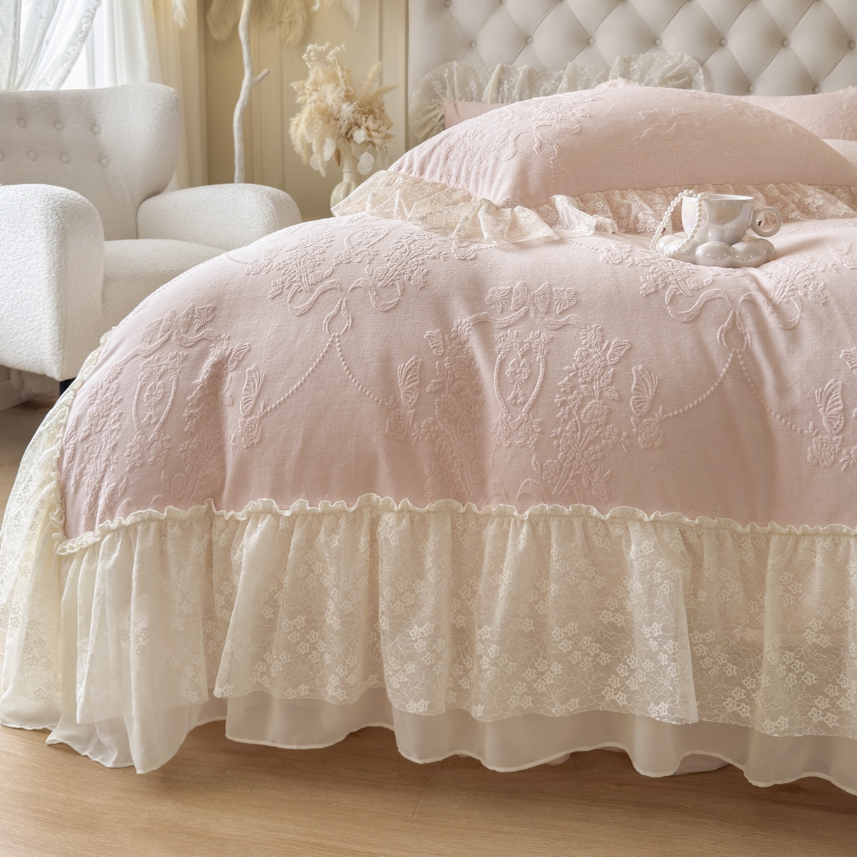 91家纺网 家纺一手货源 找家纺 （总）亲亲公主 2025新款高克重蕾丝公主风雕花绒牛奶绒床裙款四件套-柔粉蝶舞（券后不低于 278元）