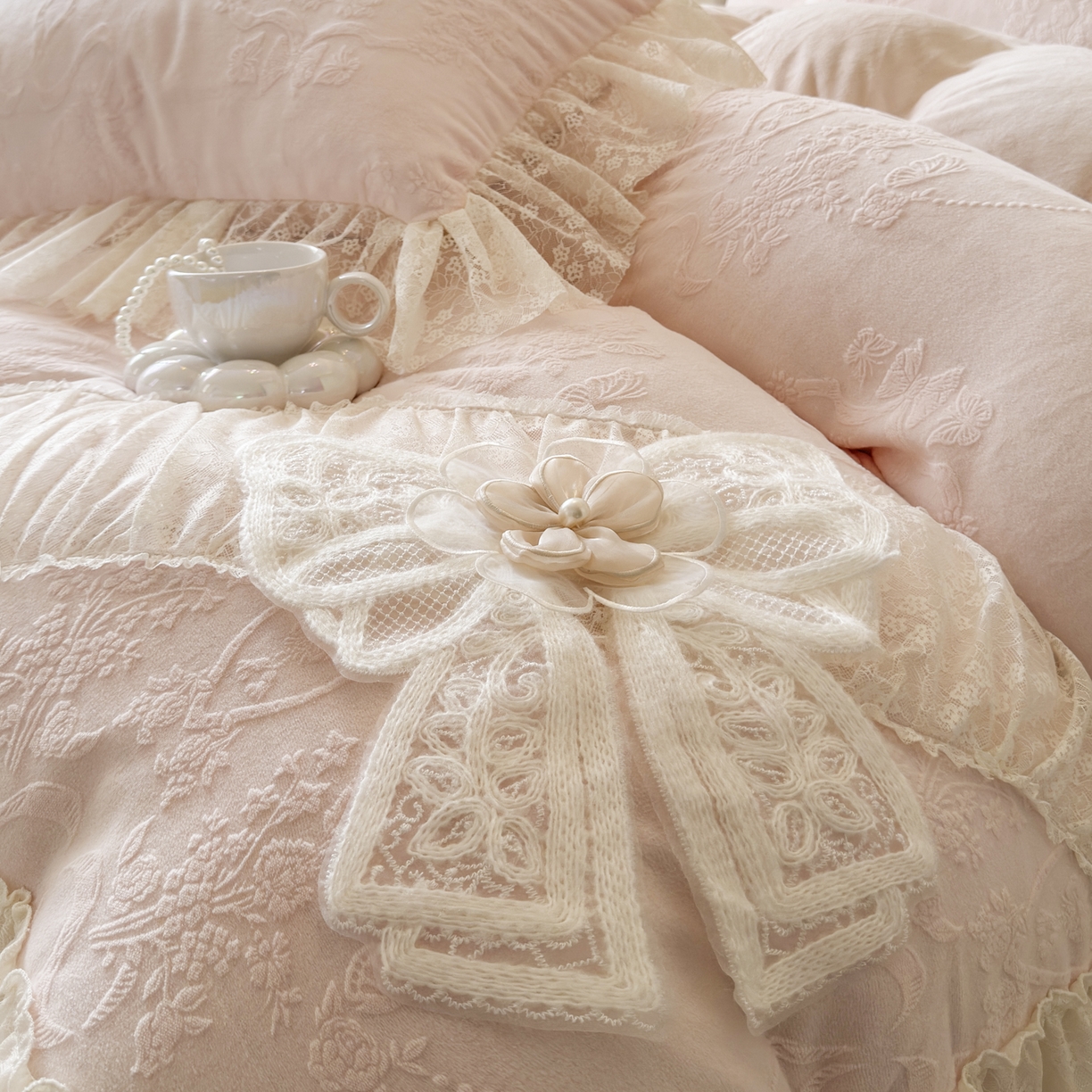 91家纺网 家纺一手货源 找家纺 （总）亲亲公主 2025新款高克重蕾丝公主风雕花绒牛奶绒床裙款四件套-柔粉蝶舞（券后不低于 278元）