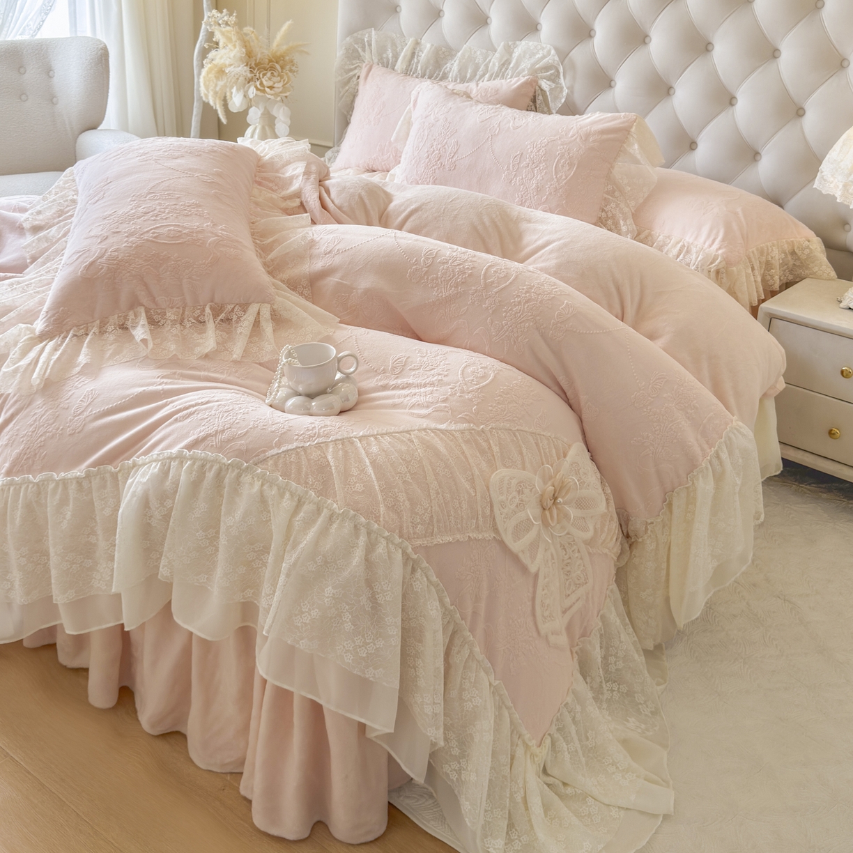 91家纺网 家纺一手货源 找家纺 （总）亲亲公主 2025新款高克重蕾丝公主风雕花绒牛奶绒床裙款四件套-柔粉蝶舞（券后不低于 278元）