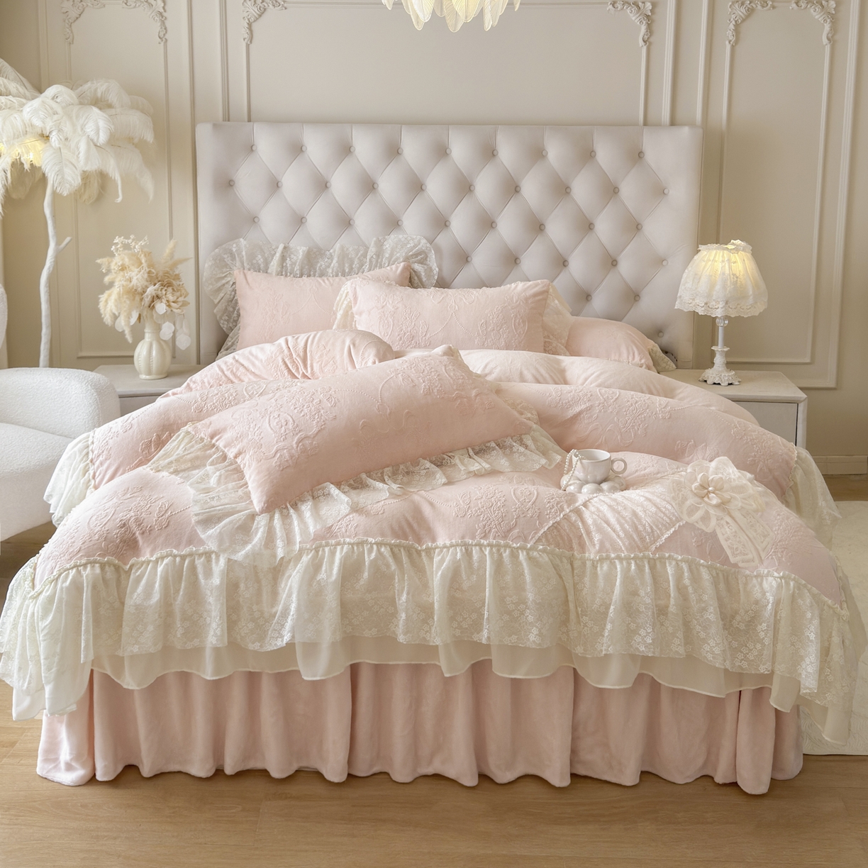 91家纺网 家纺一手货源 找家纺 亲亲公主 2025新款高克重蕾丝公主风雕花绒牛奶绒床裙款四件套-柔粉蝶舞（券后不低于 278元） 柔粉蝶舞-粉玉色