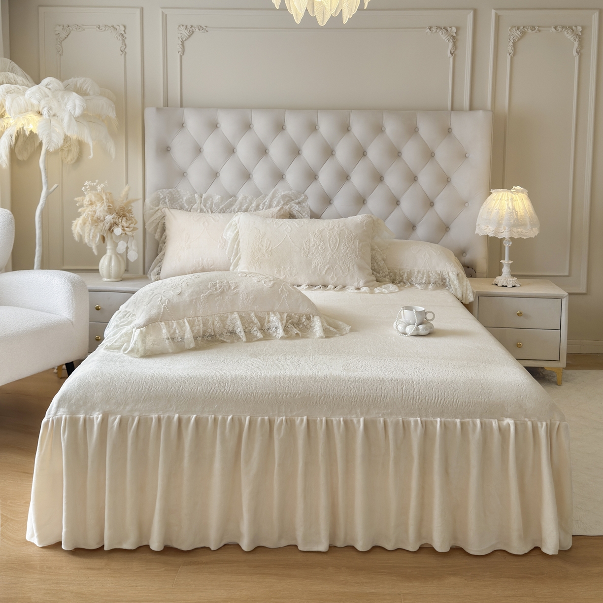 91家纺网 家纺一手货源 找家纺 亲亲公主 2025新款高克重蕾丝公主风雕花绒牛奶绒床裙款四件套-柔粉蝶舞（券后不低于 278元） 柔粉蝶舞-奶杏色