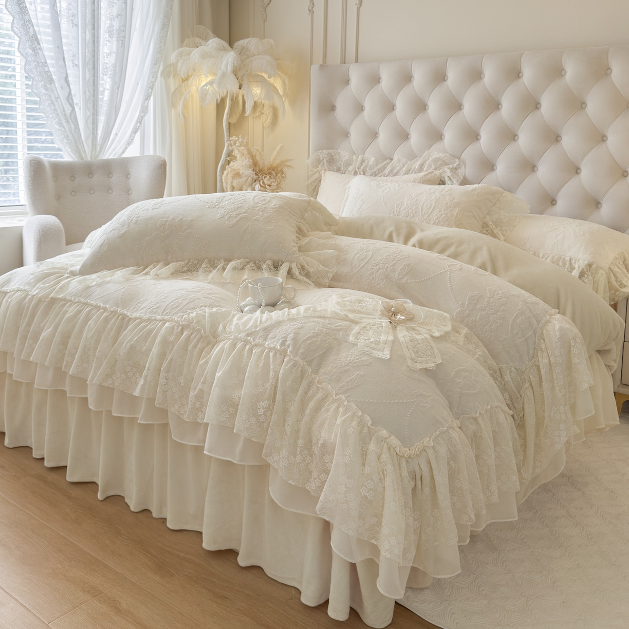 91家纺网 家纺一手货源 找家纺 亲亲公主 2025新款高克重蕾丝公主风雕花绒牛奶绒床裙款四件套-柔粉蝶舞（券后不低于 278元） 柔粉蝶舞-奶杏色