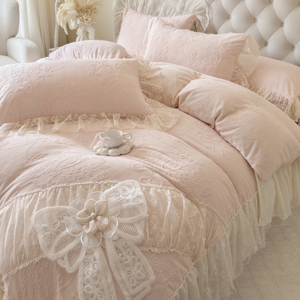 91家纺网 家纺一手货源 找家纺 亲亲公主 2025新款高克重蕾丝公主风雕花绒牛奶绒床裙款四件套-柔粉蝶舞（券后不低于 278元） 柔粉蝶舞-粉玉色