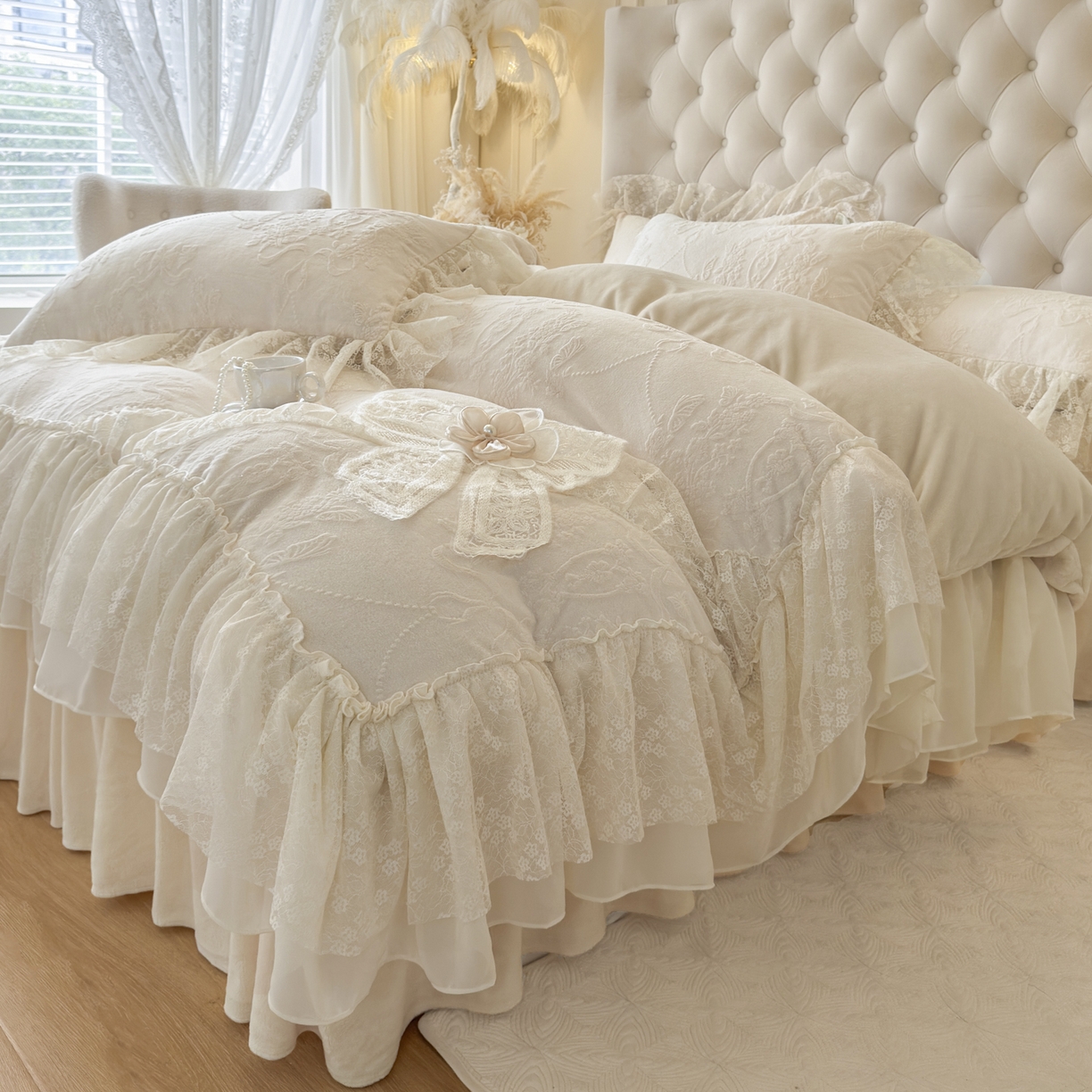 91家纺网 家纺一手货源 找家纺 亲亲公主 2025新款高克重蕾丝公主风雕花绒牛奶绒床裙款四件套-柔粉蝶舞（券后不低于 278元） 柔粉蝶舞-奶杏色