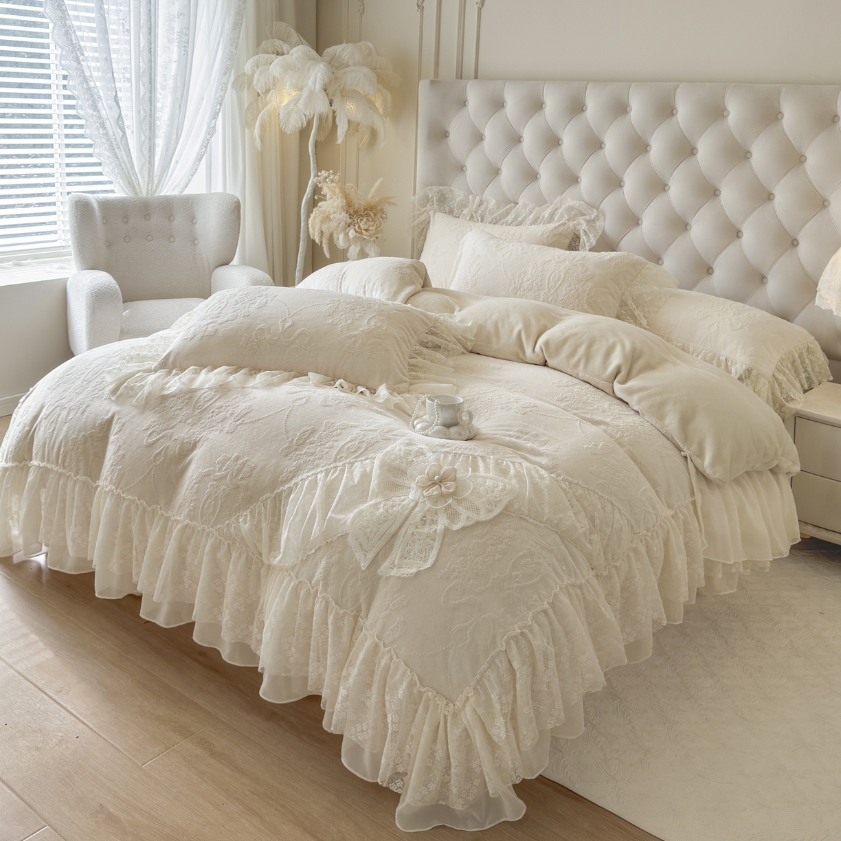 91家纺网 家纺一手货源 找家纺 亲亲公主 2025新款高克重蕾丝公主风雕花绒牛奶绒床裙款四件套-柔粉蝶舞（券后不低于 278元） 柔粉蝶舞-奶杏色