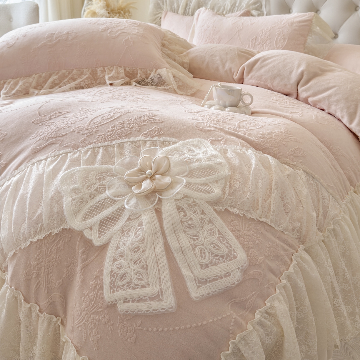 91家纺网 家纺一手货源 找家纺 亲亲公主 2025新款高克重蕾丝公主风雕花绒牛奶绒床裙款四件套-柔粉蝶舞（券后不低于 278元） 柔粉蝶舞-粉玉色