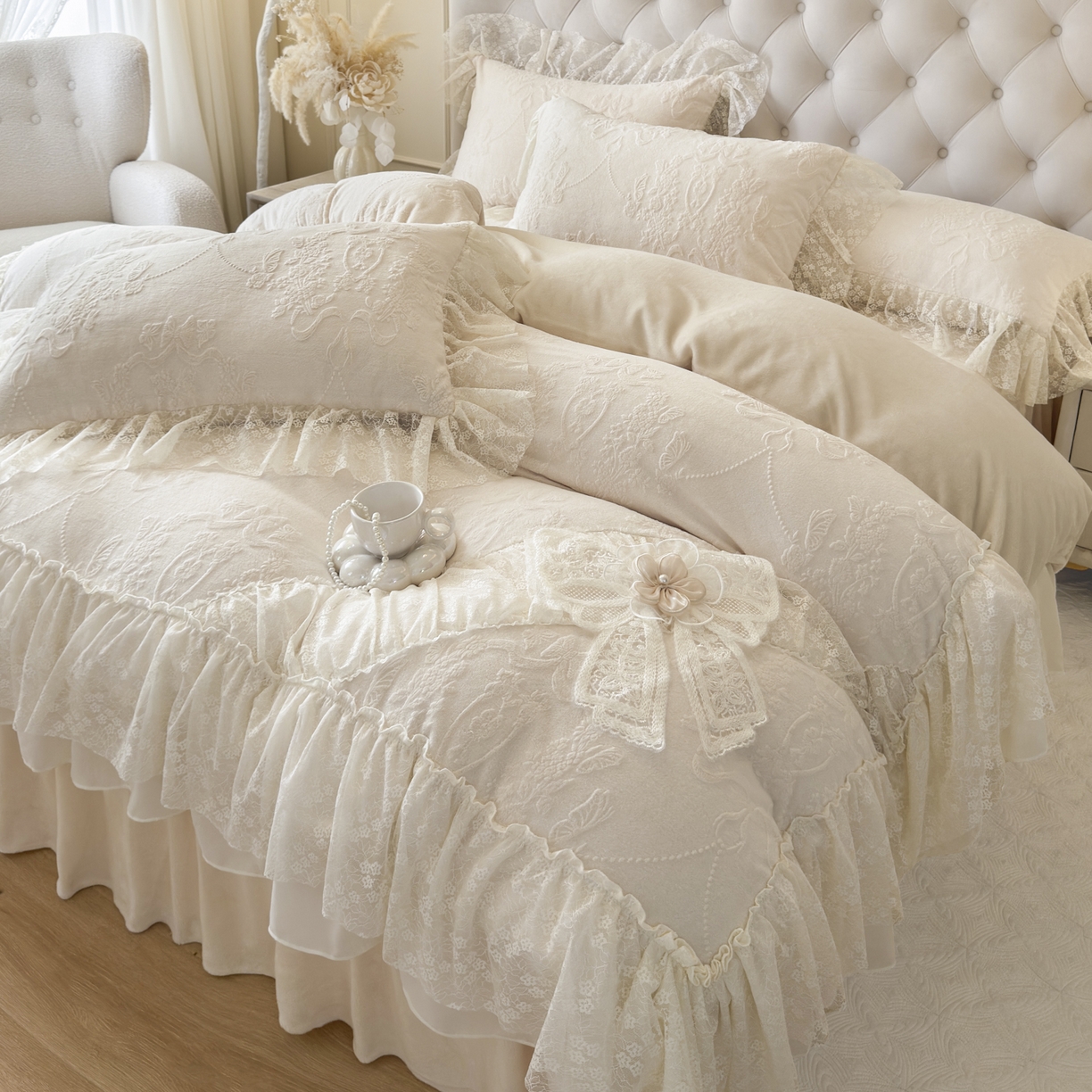 91家纺网 家纺一手货源 找家纺 亲亲公主 2025新款高克重蕾丝公主风雕花绒牛奶绒床裙款四件套-柔粉蝶舞（券后不低于 278元） 柔粉蝶舞-奶杏色