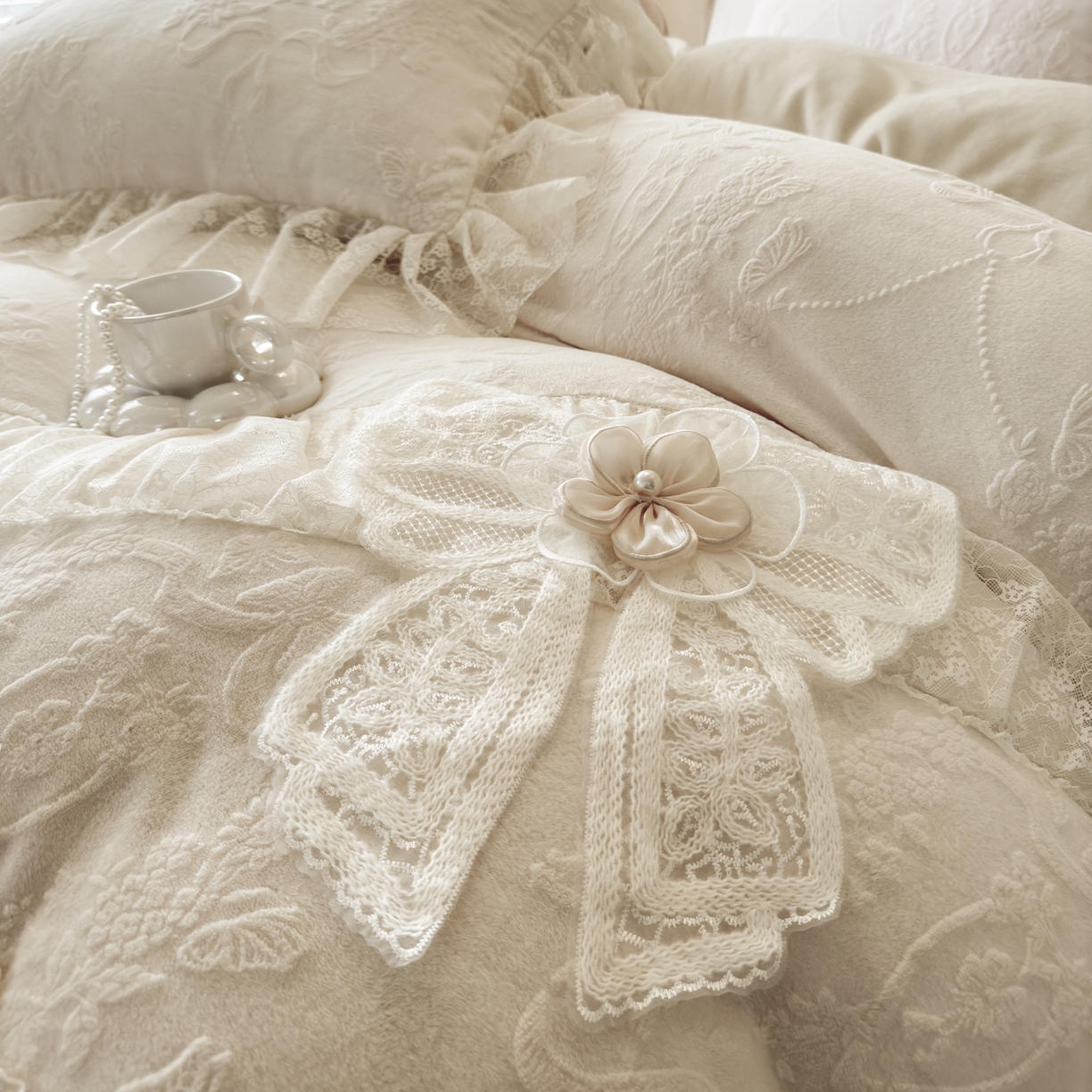 91家纺网 家纺一手货源 找家纺 亲亲公主 2025新款高克重蕾丝公主风雕花绒牛奶绒床裙款四件套-柔粉蝶舞（券后不低于 278元） 柔粉蝶舞-奶杏色