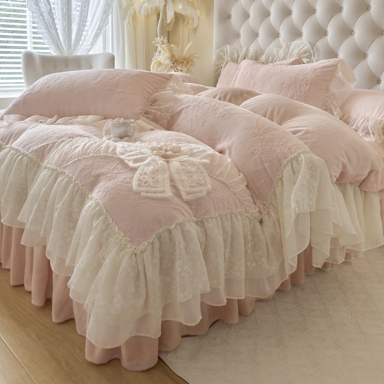 91家纺网 家纺一手货源 找家纺 亲亲公主 2025新款高克重蕾丝公主风雕花绒牛奶绒床裙款四件套-柔粉蝶舞（券后不低于 278元） 柔粉蝶舞-粉玉色