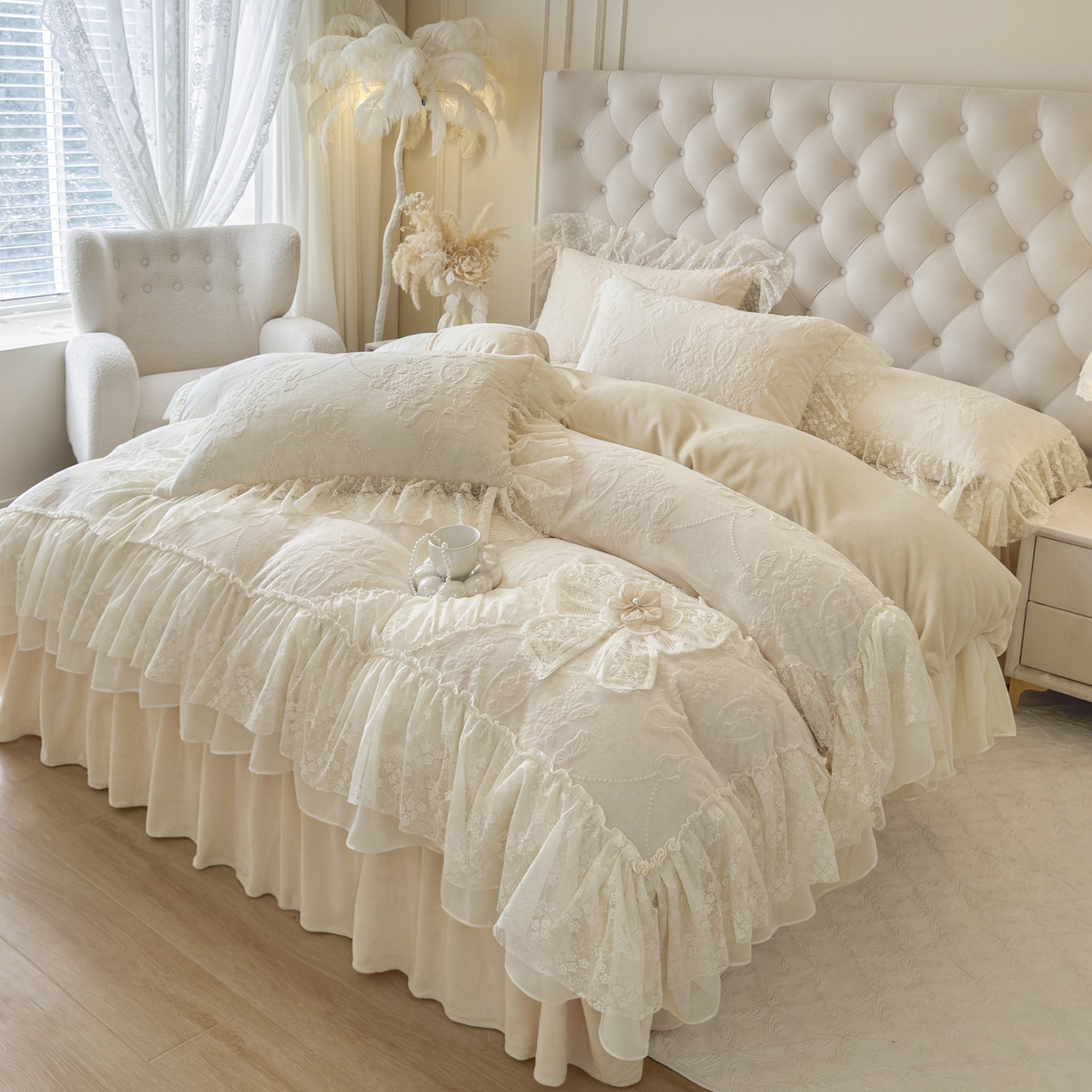 91家纺网 家纺一手货源 找家纺 亲亲公主 2025新款高克重蕾丝公主风雕花绒牛奶绒床裙款四件套-柔粉蝶舞（券后不低于 278元） 柔粉蝶舞-奶杏色