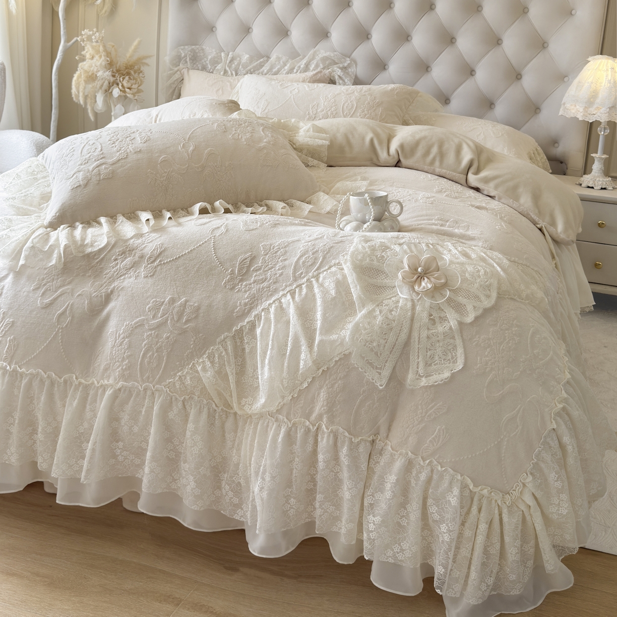 91家纺网 家纺一手货源 找家纺 亲亲公主 2025新款高克重蕾丝公主风雕花绒牛奶绒床裙款四件套-柔粉蝶舞（券后不低于 278元） 柔粉蝶舞-奶杏色