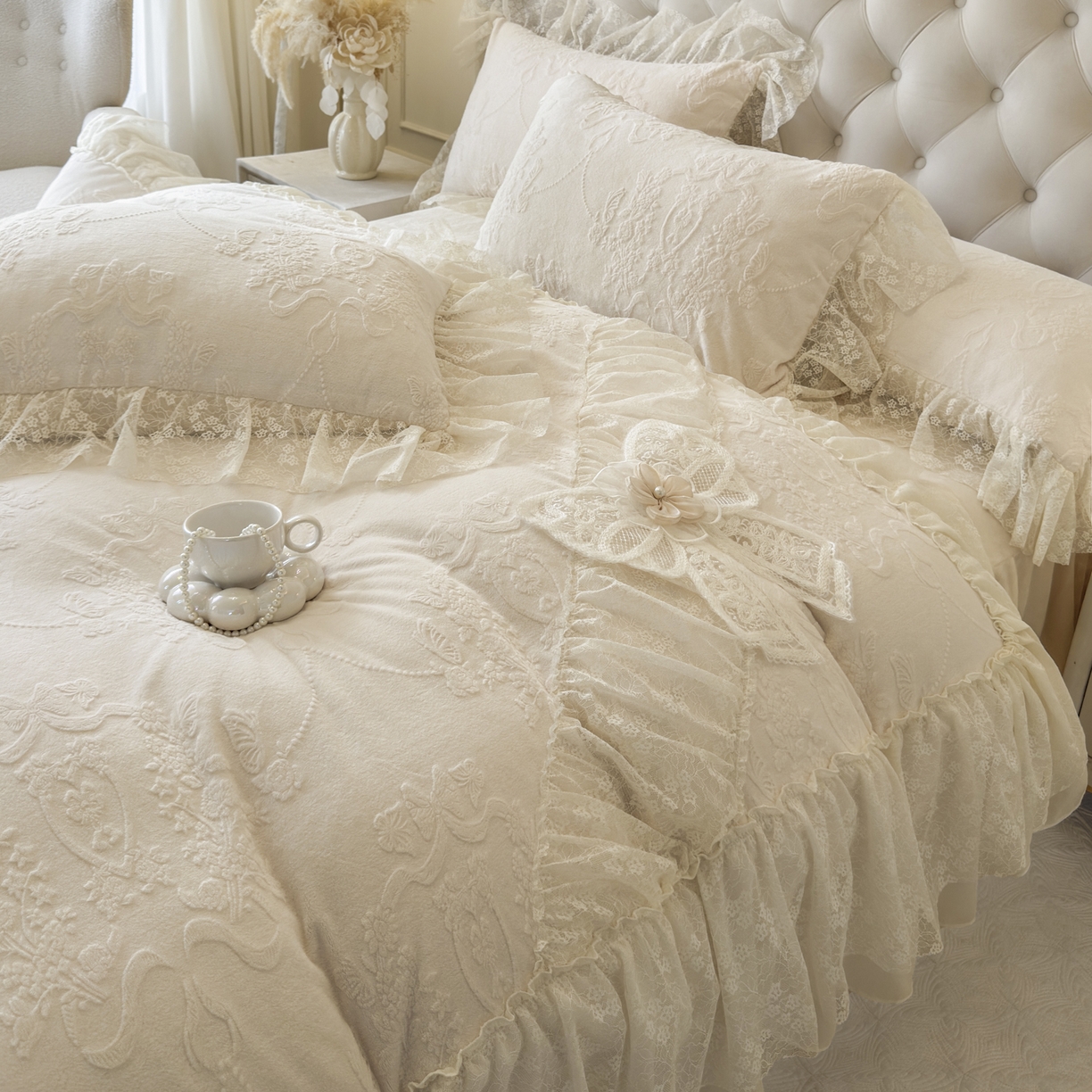 91家纺网 家纺一手货源 找家纺 亲亲公主 2025新款高克重蕾丝公主风雕花绒牛奶绒床裙款四件套-柔粉蝶舞（券后不低于 278元） 柔粉蝶舞-奶杏色