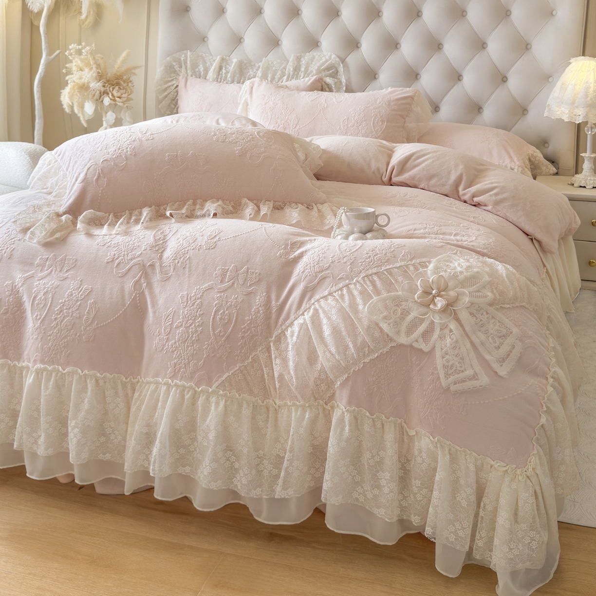 91家纺网 家纺一手货源 找家纺 亲亲公主 2025新款高克重蕾丝公主风雕花绒牛奶绒床裙款四件套-柔粉蝶舞（券后不低于 278元） 柔粉蝶舞-粉玉色