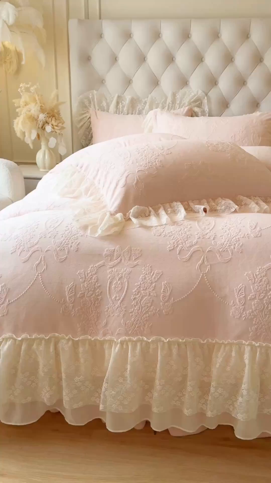 91家纺网 家纺一手货源 找家纺 （总）亲亲公主 2025新款高克重蕾丝公主风雕花绒牛奶绒床裙款四件套-柔粉蝶舞（券后不低于 278元）