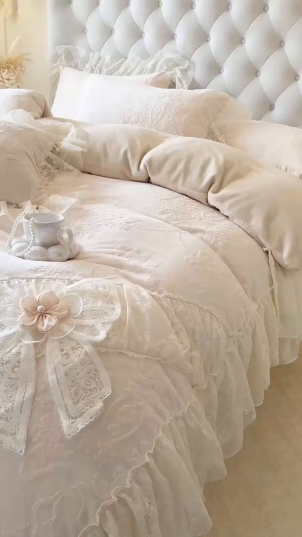 91家纺网 家纺一手货源 找家纺 亲亲公主 2025新款高克重蕾丝公主风雕花绒牛奶绒床裙款四件套-柔粉蝶舞（券后不低于 278元） 柔粉蝶舞-奶杏色