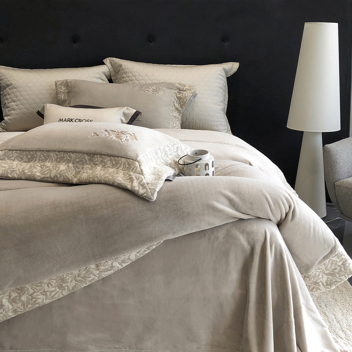 91家纺网 家纺一手货源 找家纺 佳汐蓝家纺 2025新款熊极绒2.0重工色织大拼边系列四件套 仙本娜梦境-浅影灰