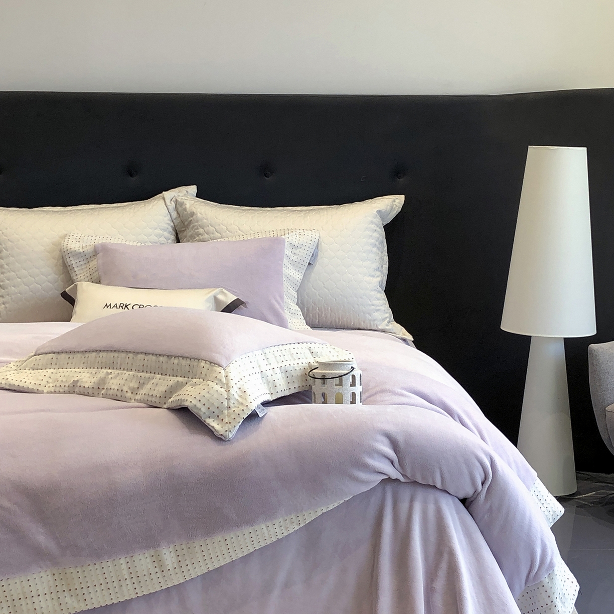 91家纺网 家纺一手货源 找家纺 佳汐蓝家纺 2025新款熊极绒2.0重工色织大拼边系列四件套 圣诞胶片-波点紫