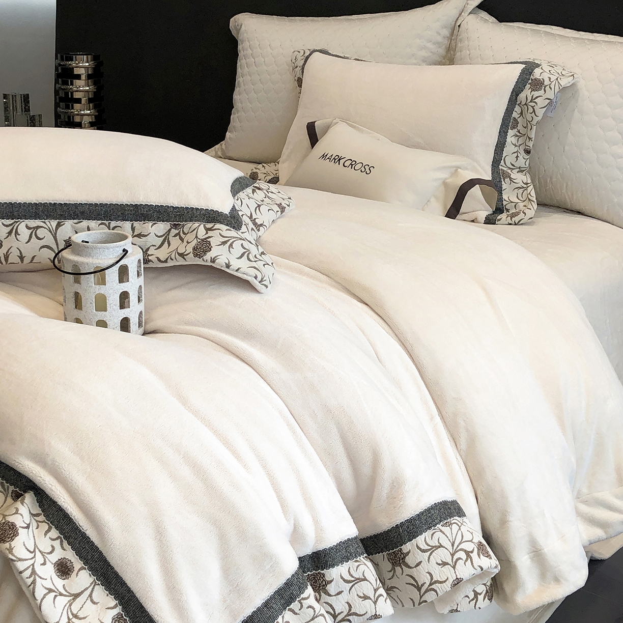 91家纺网 家纺一手货源 找家纺 佳汐蓝家纺 2025新款熊极绒2.0重工色织大拼边系列四件套 游牧诗人-织花白