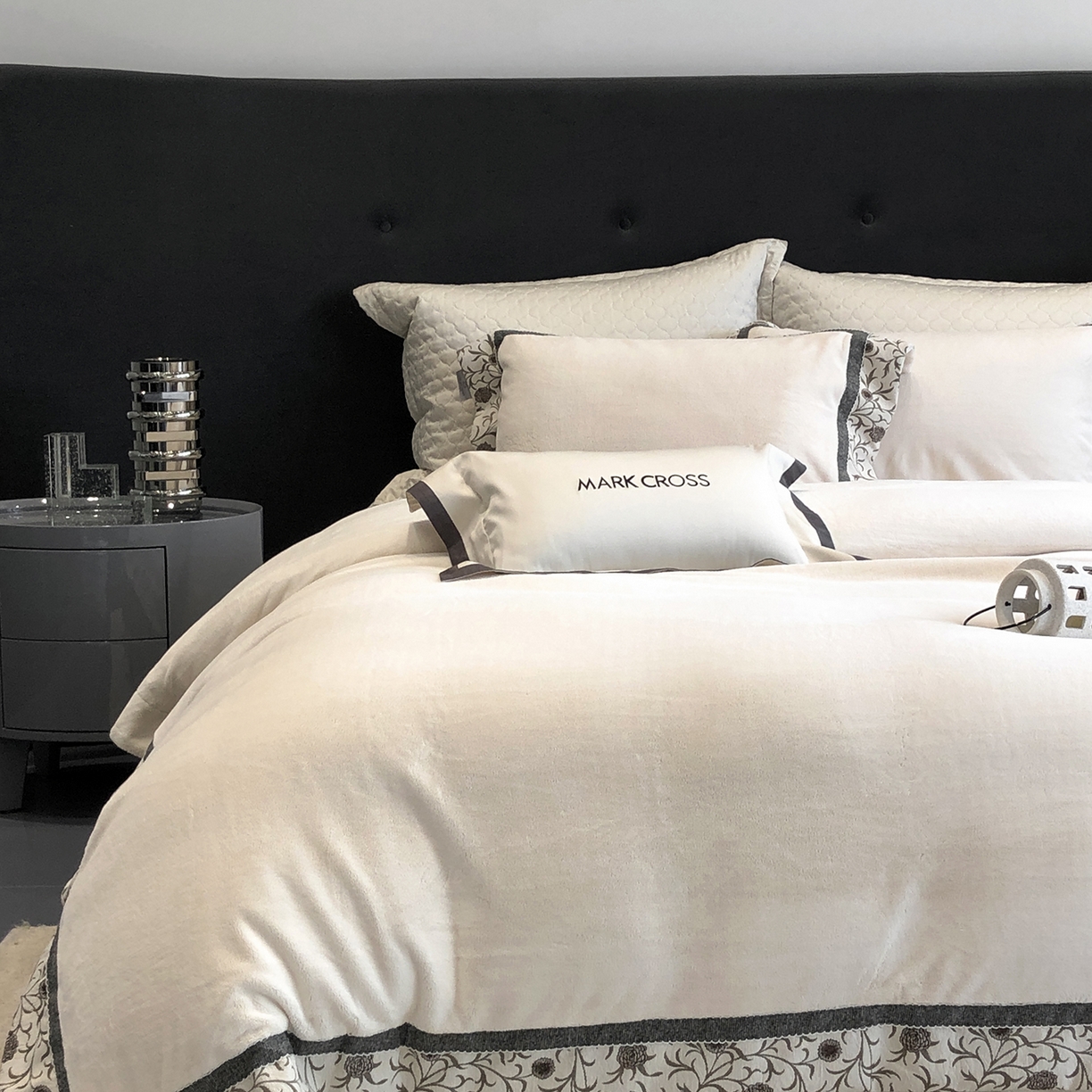 佳汐蓝家纺 2025新款熊极绒2.0重工色织大拼边系列四件套 游牧诗人-织花白