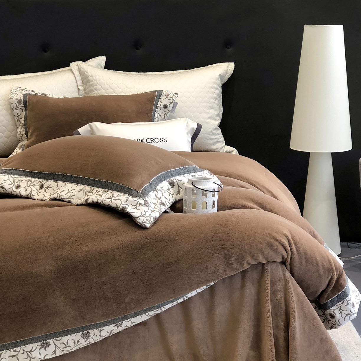 91家纺网 家纺一手货源 找家纺 佳汐蓝家纺 2025新款熊极绒2.0重工色织大拼边系列四件套 游牧诗人-蔓纹棕