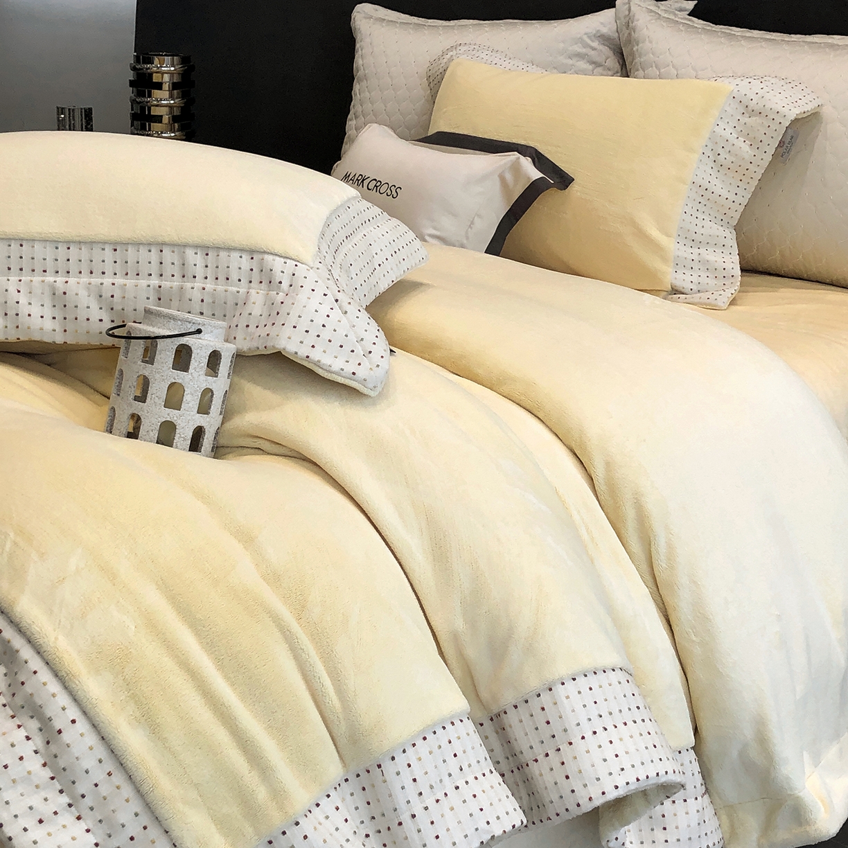 91家纺网 家纺一手货源 找家纺 佳汐蓝家纺 2025新款熊极绒2.0重工色织大拼边系列四件套 圣诞胶片-星芒黄