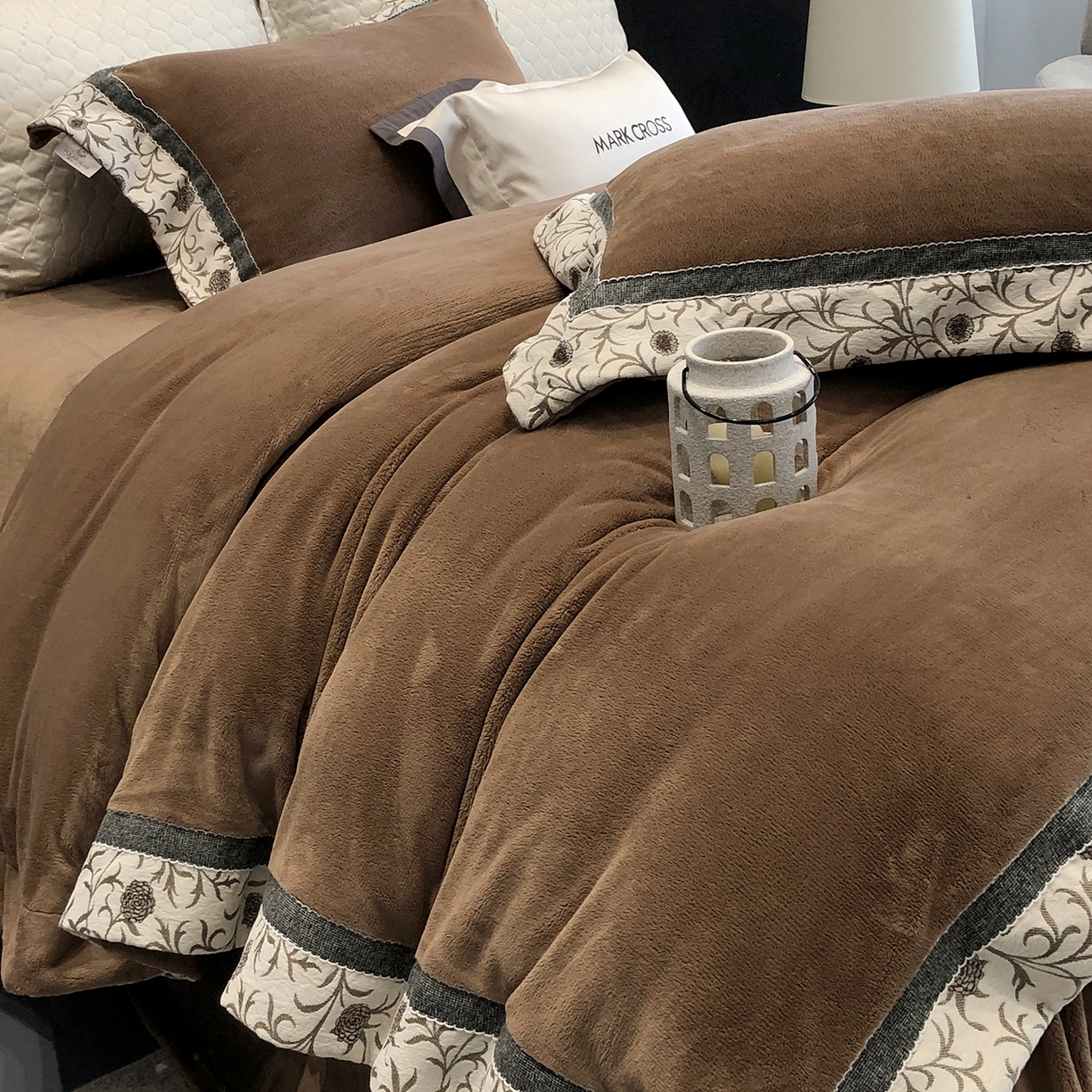 91家纺网 家纺一手货源 找家纺 佳汐蓝家纺 2025新款熊极绒2.0重工色织大拼边系列四件套 游牧诗人-蔓纹棕