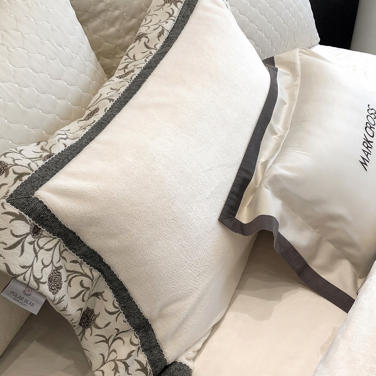 91家纺网 家纺一手货源 找家纺 佳汐蓝家纺 2025新款熊极绒2.0重工色织大拼边系列四件套 游牧诗人-织花白