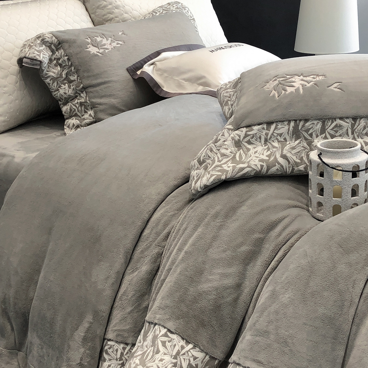 91家纺网 家纺一手货源 找家纺 佳汐蓝家纺 2025新款熊极绒2.0重工色织大拼边系列四件套 仙本娜梦境-墨叶灰